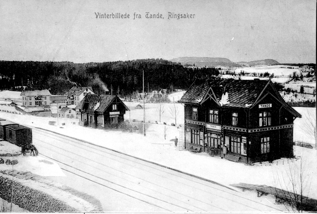 Anno Domkirkeodden, Oversikt, Tande jernbanestasjon, Ringsaker jernbanestasjon, Tandem handel, Bjerregård bak pakkhuset.