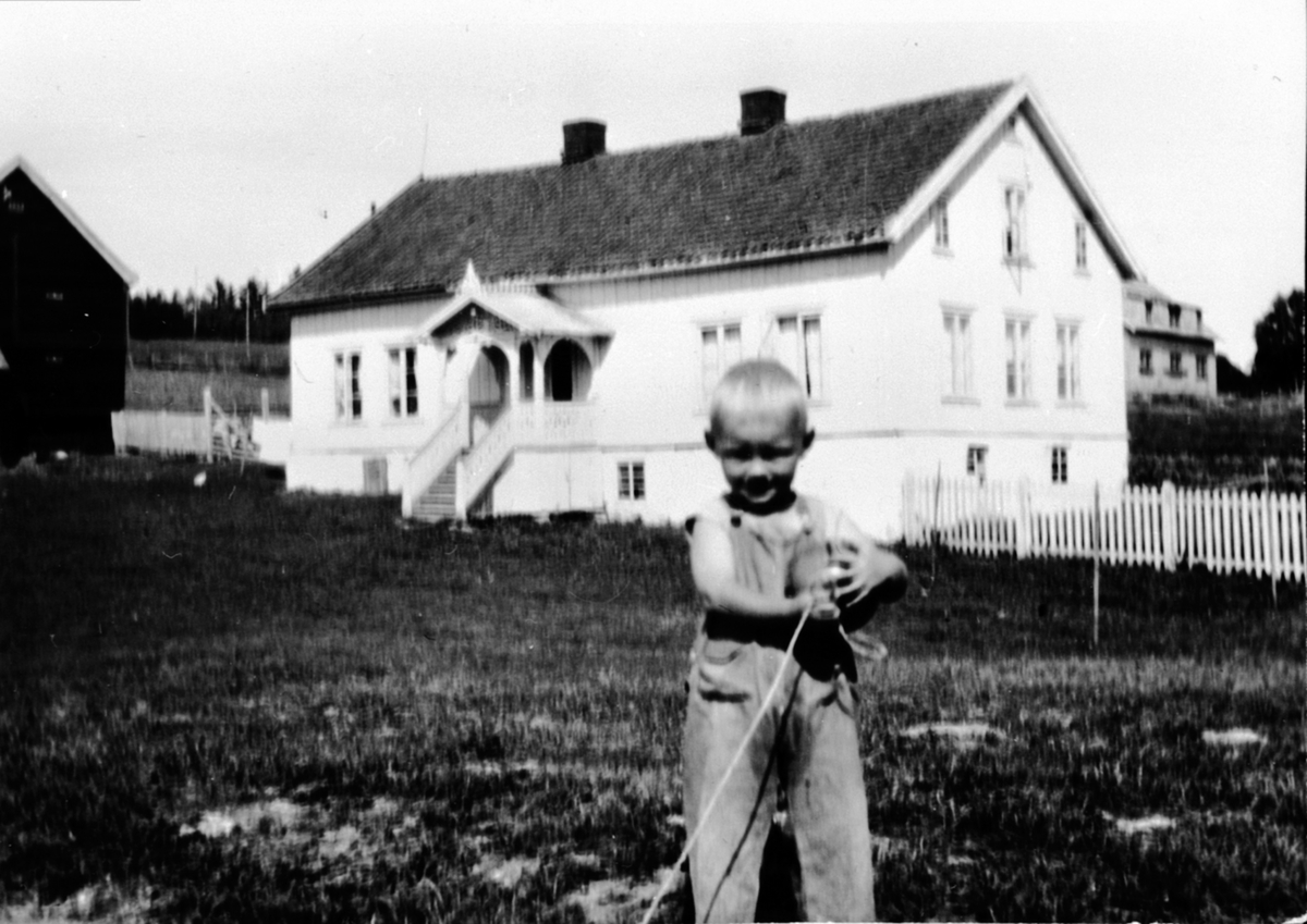 Anno Domkirkeodden, Eksteriør, føderådsbygningen på Skinstad, Nes, Hedmark. Gutten er Bjørn Brinck f.1931.