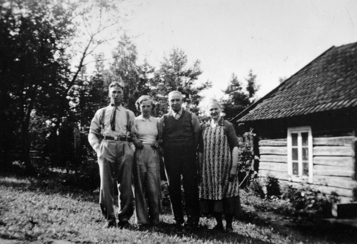 Anno Domkirkeodden, Harald Oskar Vestli (1900-1981), ukjent, Lars Olaussen Vestli f.1875, Sofie Håkonsdatter Vestli f.1879 på Helgøya.
