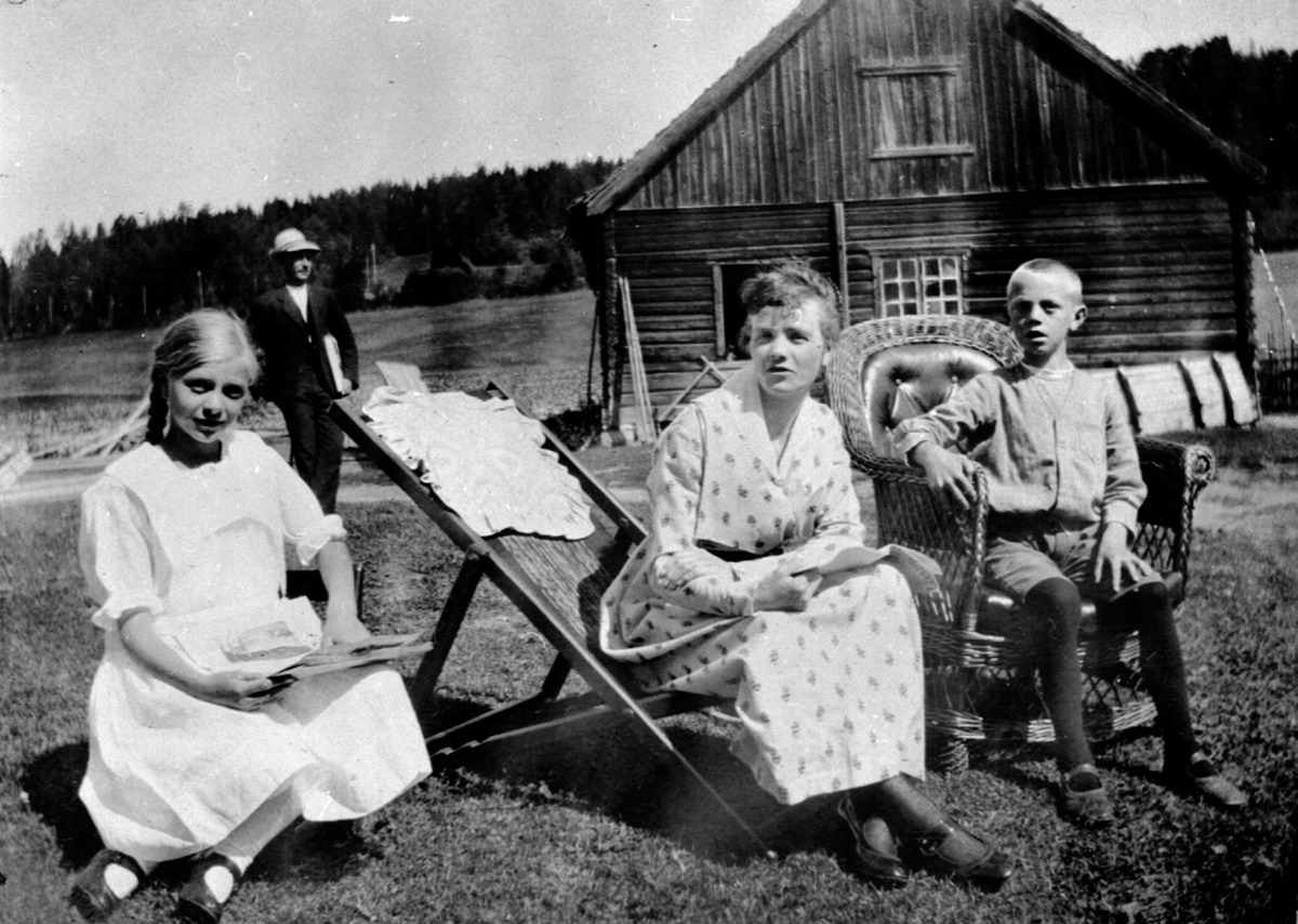 Anno Domkirkeodden, 4 personer på Nedre Maurud. Fra venstre er Arnfrid Maurud f.1907, Sigrid Maurud, Øystein Maurud f.1909. Bak er Petter Pedersen Røste (1887-1964).