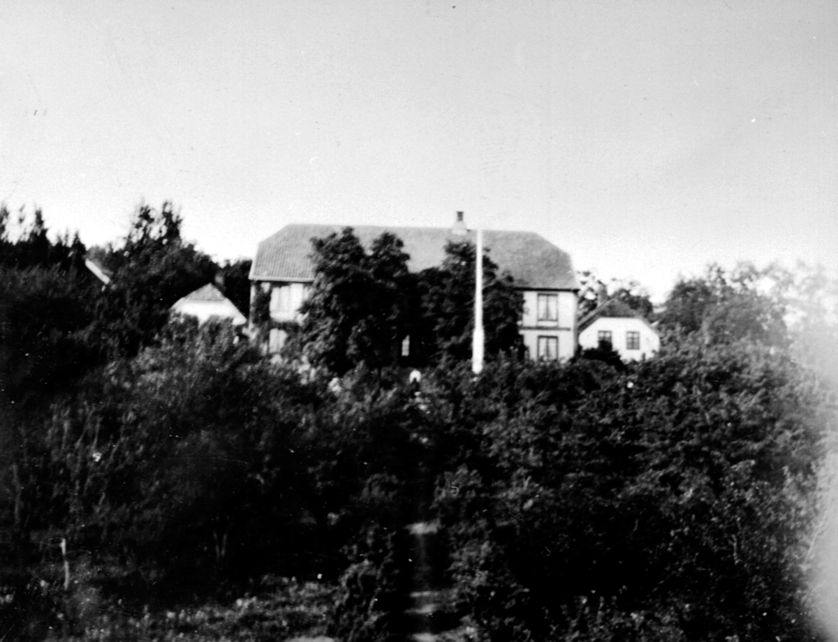 Anno Domkirkeodden, Hovedbygningen på Hovelsrud, Helgøya sett fra hagen.
