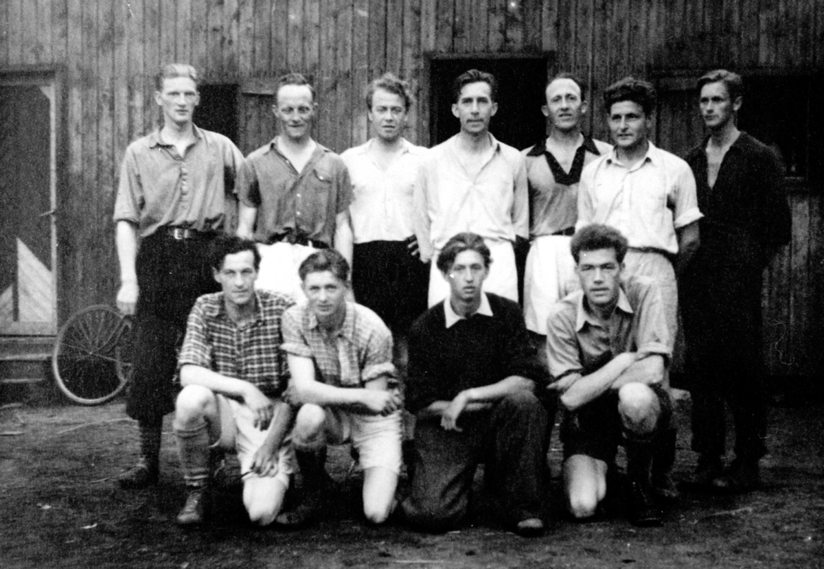 Anno Domkirkeodden, Fotballag med korsangere, Korgstuevika, Moelv. Foran fra venstre er Jarle Stensbakk, Olaf Torgersen, Harald Torgersen, Arne Dulsrud. Bak er Jarle Tranget, Nikolai Kløvstad, Johs. Karlsen, Ander Nysveen, Harald Nordli, Kåre Rosenborg, Arne Vea.