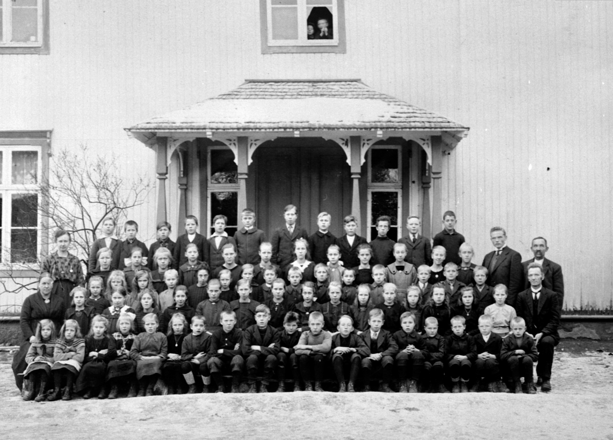 Anno Domkirkeodden, Elever og lærere ved Fagernes skole, Næroset, Ringsaker. Navneliste bak på bildet.