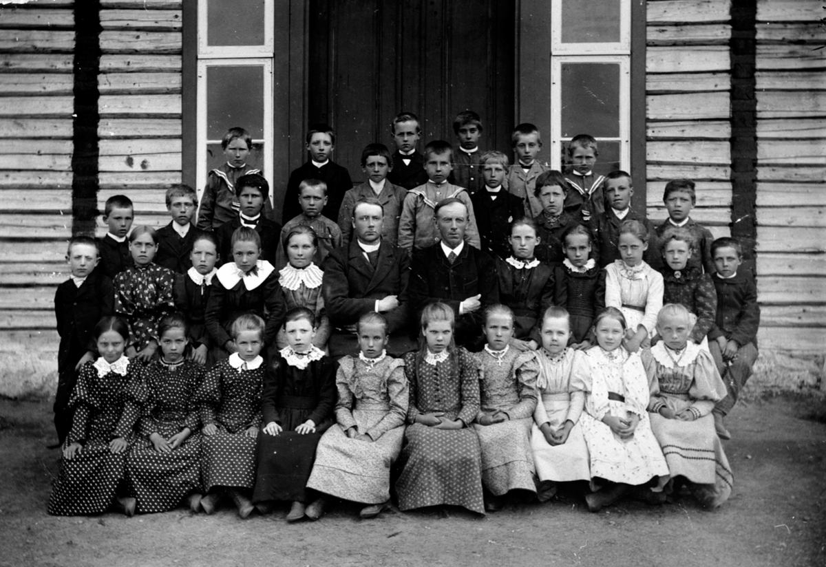 Anno Domkirkeodden, Elever og lærere ved Fagernes skole, Næroset, Ringsaker. Se reg. skjema for noen navn.