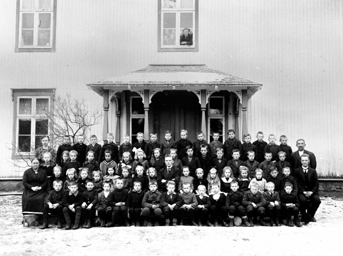 Anno Domkirkeodden, Elever og lærere ved Fagernes skole, Næroset, Ringsaker. Se reg skjema for navn.