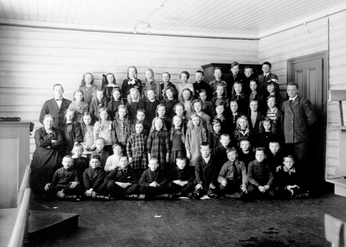 Anno Domkirkeodden, Elever og lærere ved Fagernes skole, Næroset, Ringsaker. Se baksiden av foto for navn.