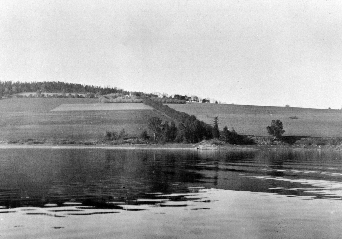 Anno Domkirkeodden, Hovelsrud, Helgøya sett fra Mjøsa.