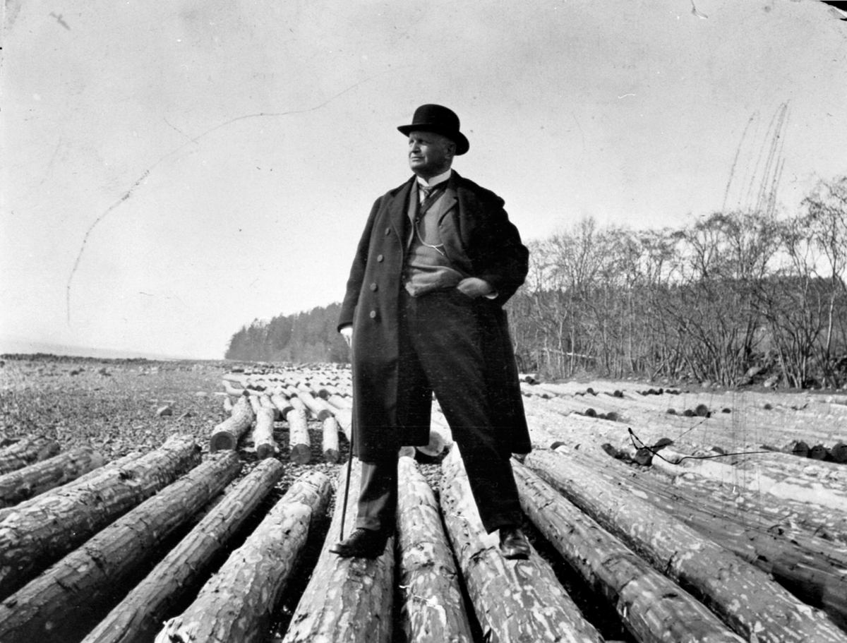 Anno Domkirkeodden, Tømmer på stranda. Eivind Olssøn eller generalen. Hovelsrud, Helgøya.