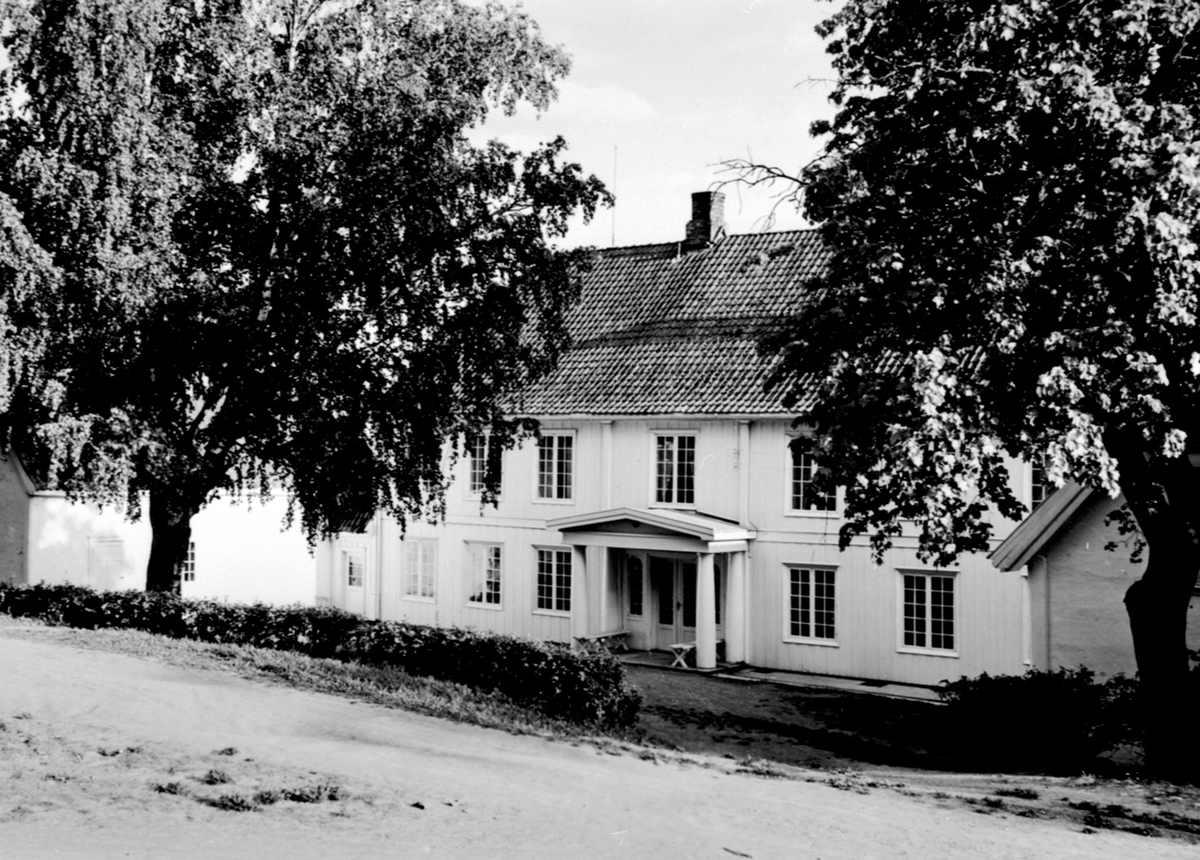 Anno Domkirkeodden, Hovedbygningen på Hovelsrud, Helgøya sett fra vegen.