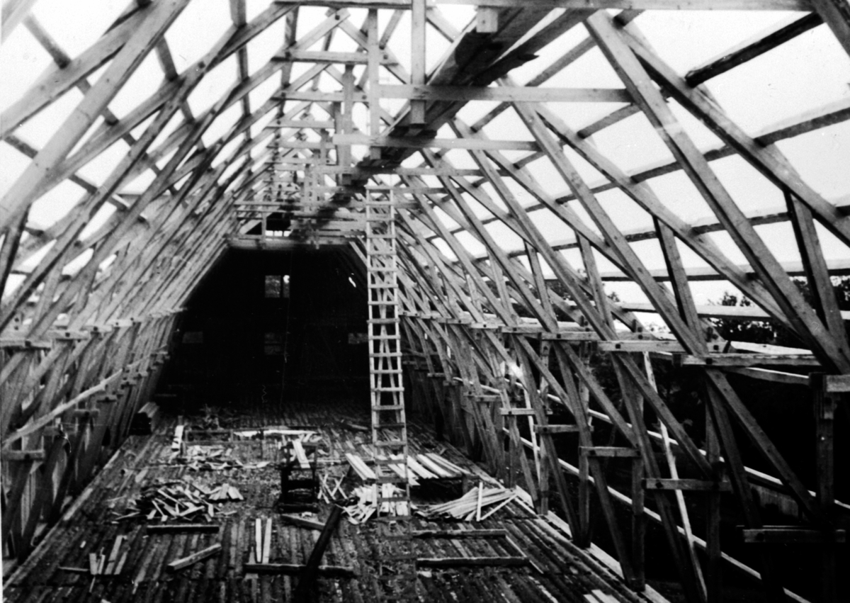 Anno Domkirkeodden, Bygging av ny driftsbygning på Hovelsrud, Helgøya etter brannen i 1934. Reisverk under konstruksjon.