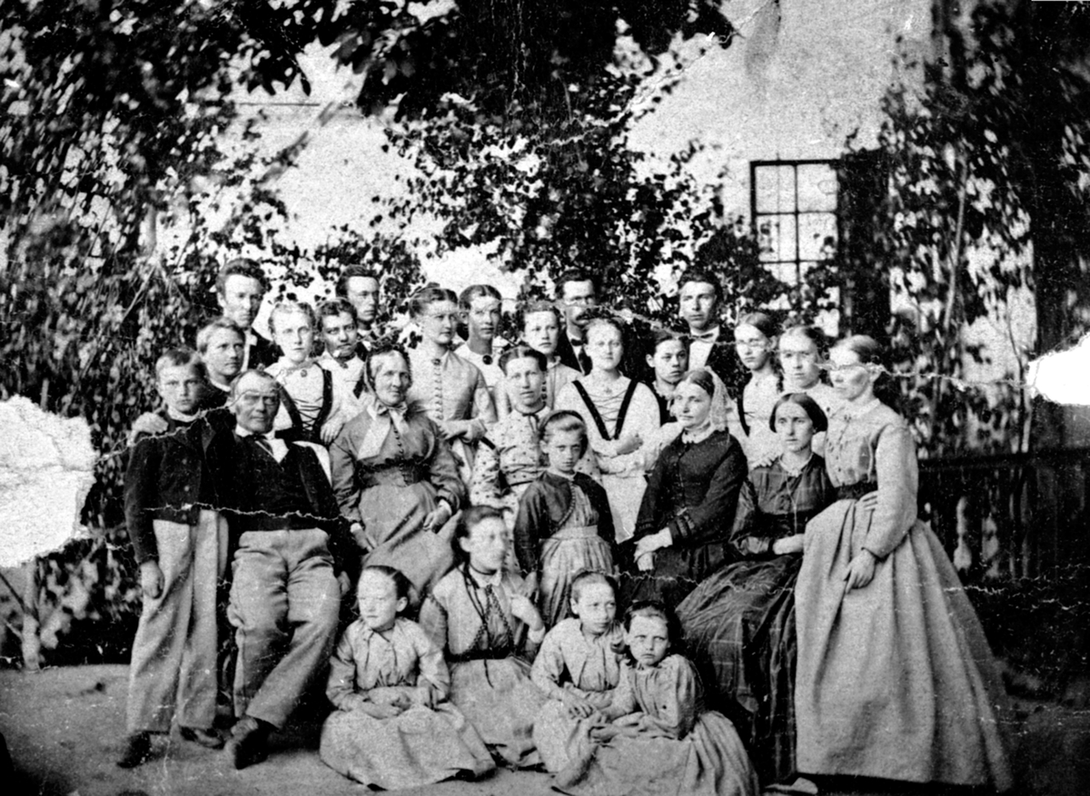 Anno Domkirkeodden, Familien Hoel samlet på Hovinsholm gård, Helgøya. Gruppe 26.