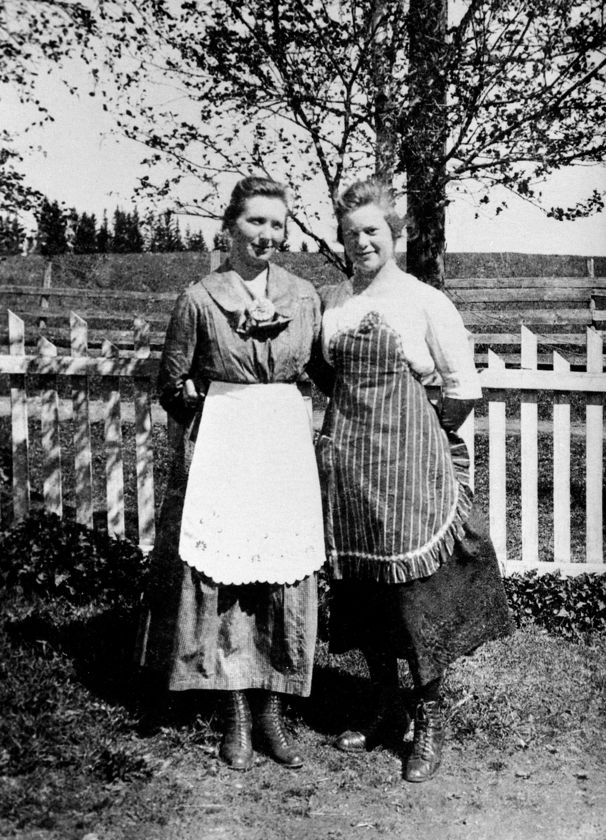 Anno Domkirkeodden, 2 unge damer, Helene Storlien f.1896 (gift Haugen, Ring) og Gudrun Storlien f.1904 (gift Hernes, Fåberg), Ringsaker.