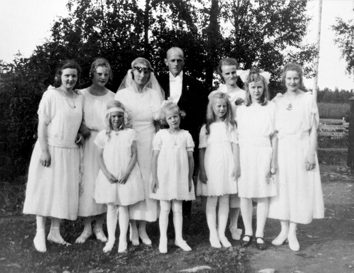 Anno Domkirkeodden, Brudeparet Helene Storlien og Jørgen Hauger med brudepiker, Storlien, Veldre, Ringsaker.