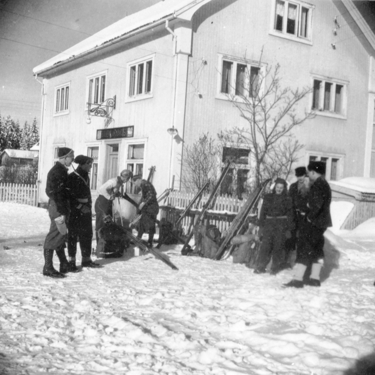 Anno Domkirkeodden, Solheim landhandleri ved Kvernstubrua, Næroset, Ringsaker. Folk til fjells med ski og utstyr.