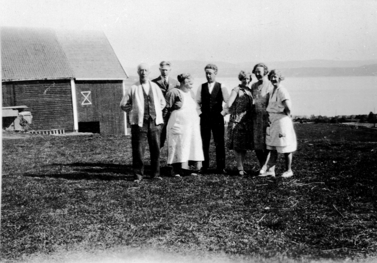 Anno Domkirkeodden, Familien Køpke foran stallåven på Heggen, Helgøya. Karl Køpke (1862-1951) til venstre. Petra Arnesen Køpke (1862-1960) nummer 3 fra venstre.