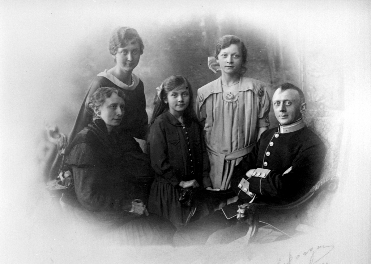 Anno Domkirkeodden, Familien Damm. Fra venstre er Kristine Andreasdatter Sølsberg, Aslaug f.1899 gift med Oskar Lund, Odbjørg f.1905 gift med Trygve Hein, Bergljot f.1909 gift med Bjørn Christoffersen, ingeniørmajor Nils Damm, Grimsrud, Helgøya.