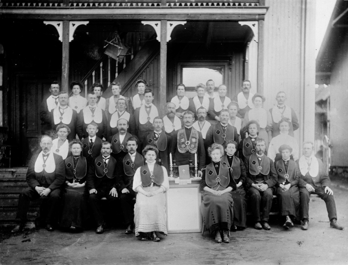 Anno Domkirkeodden, Stor oppstillt gruppe, losjen "Kong-ring", Johannessalen, Storgata 108, Moelv.