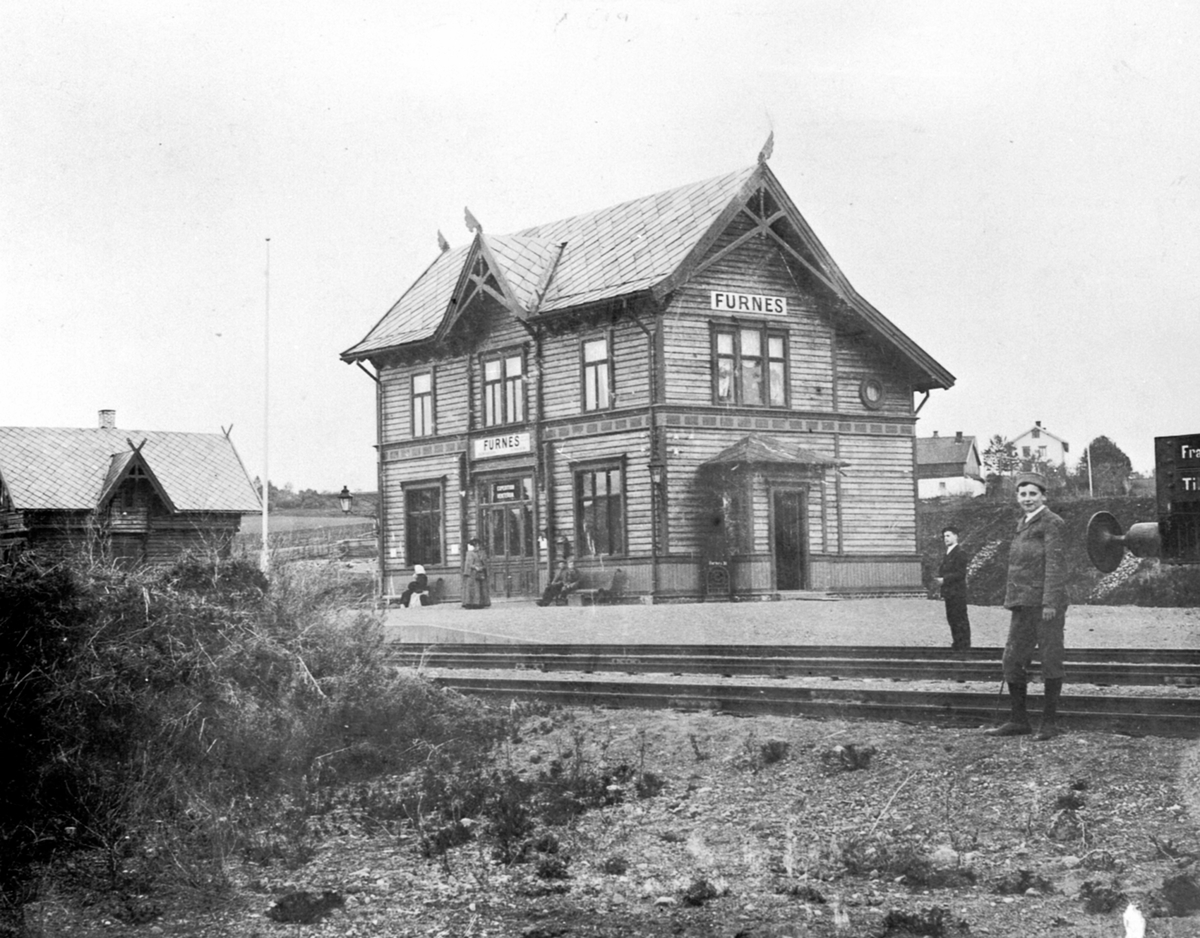 Anno Domkirkeodden, Eksteriør av stasjonsbygningen på Furnes stasjon. Senere Jessnes stasjon.