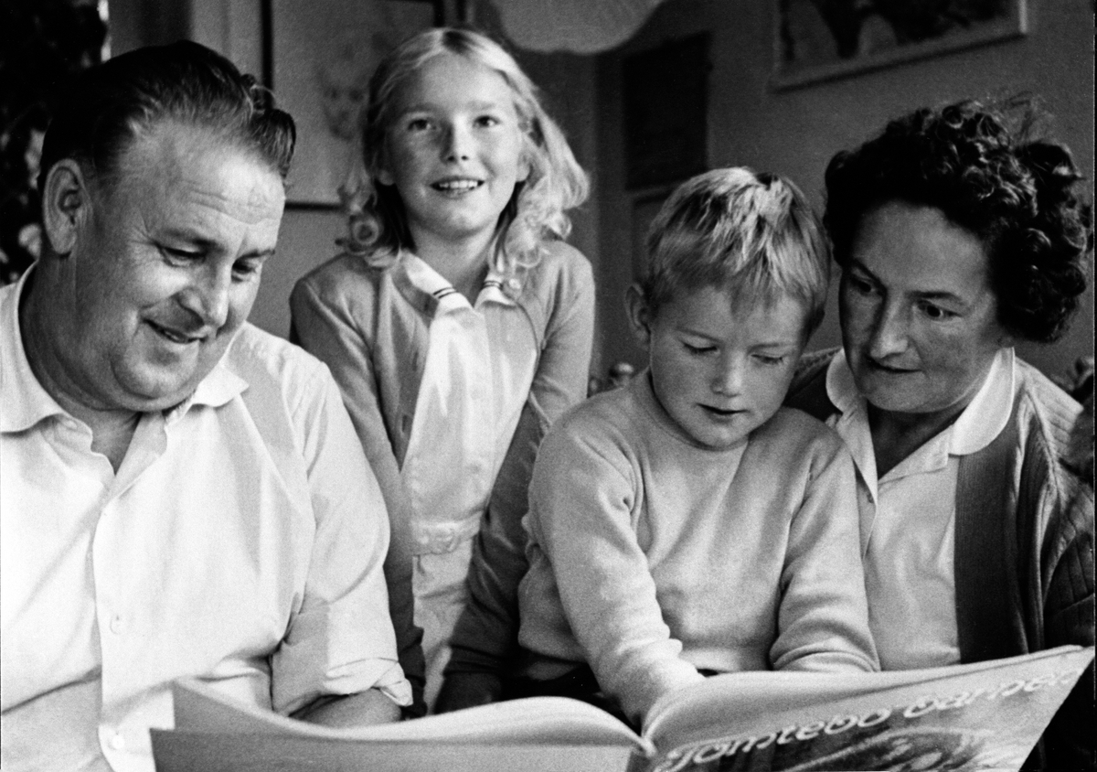 Anno Domkirkeodden, Alf Prøysen sammen med kona Else og barna Elin og Ketil, hjemme i Nittedal.