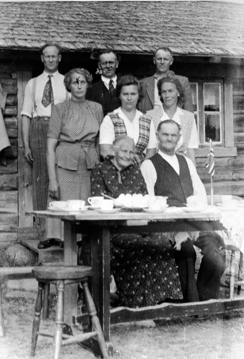 Anno Domkirkeodden, Familie Sandbæk på Trosterud, Helgøya. Foran fra venstre er Oline Retiniusdatter Skramstad f. 1871, Ole Antonsen Sandbæk f.1874. Midten fra venstre er Solveig f.1915, Signe f. 1911, Olga f.1908. Bak fra venstre er Olaf f.1905, Bjarne f.1902, Asbjørn f.1900.
