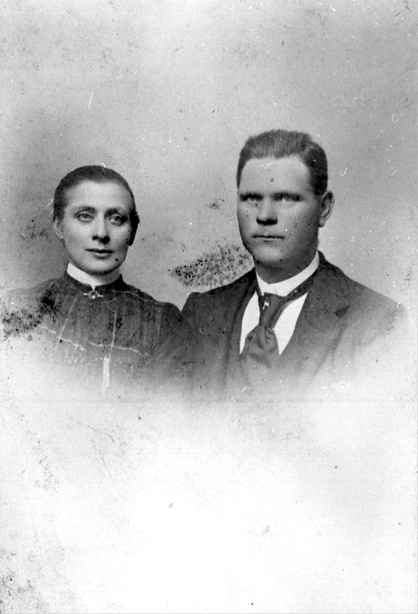 Anno Domkirkeodden, Ekteparet Tea Pedersdatter Lier (1877-1932) og Olivius Olsen Maurud f.1869. Tangen, Hovelsrud, Helgøya. Begge arbeidet på Hovelsrud, Helgøya.