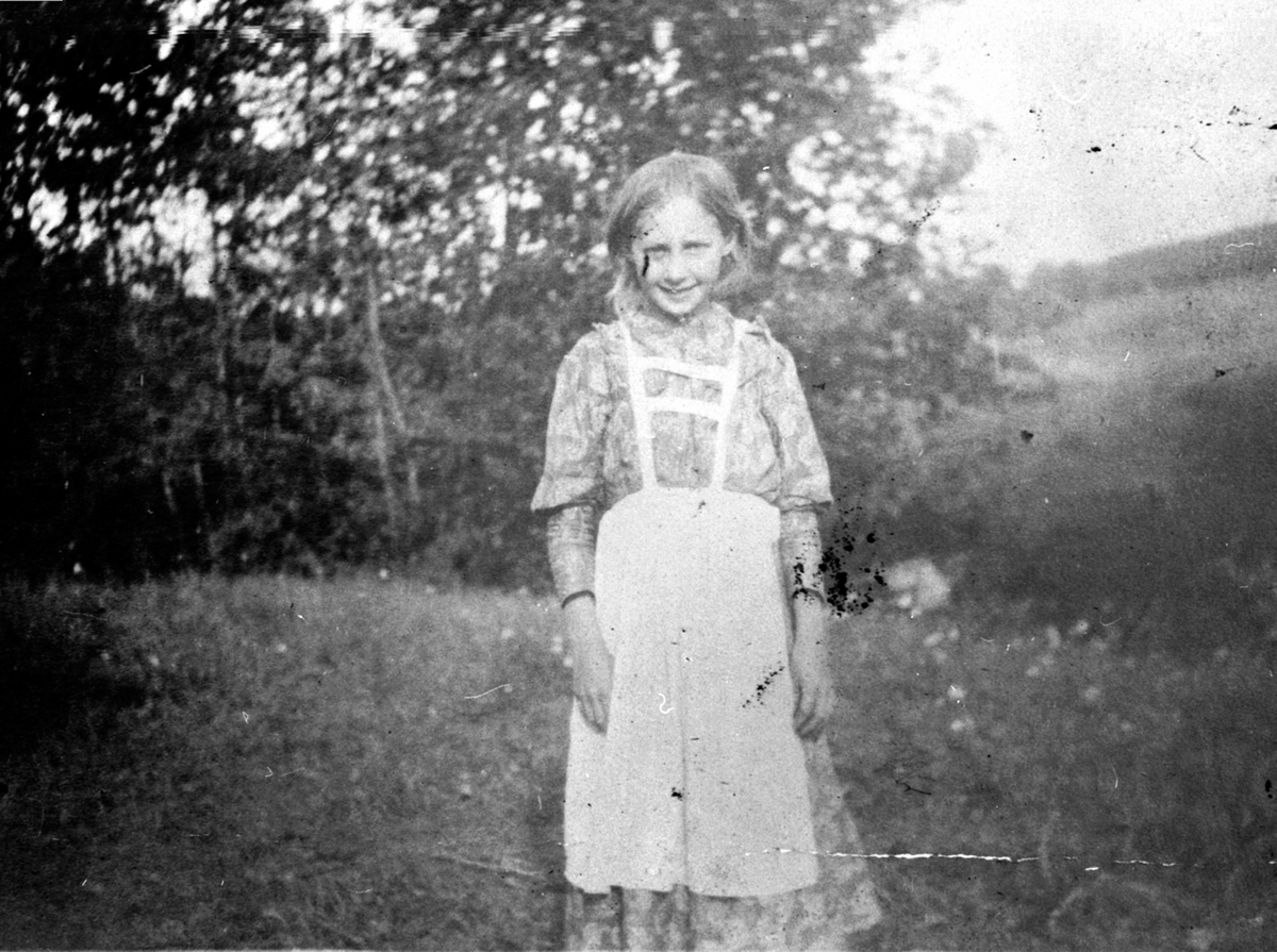 Anno Domkirkeodden, Betsy Evensdatter Raknerud (1893-1974) med forkle. Raknerud søndre, Helgøya.