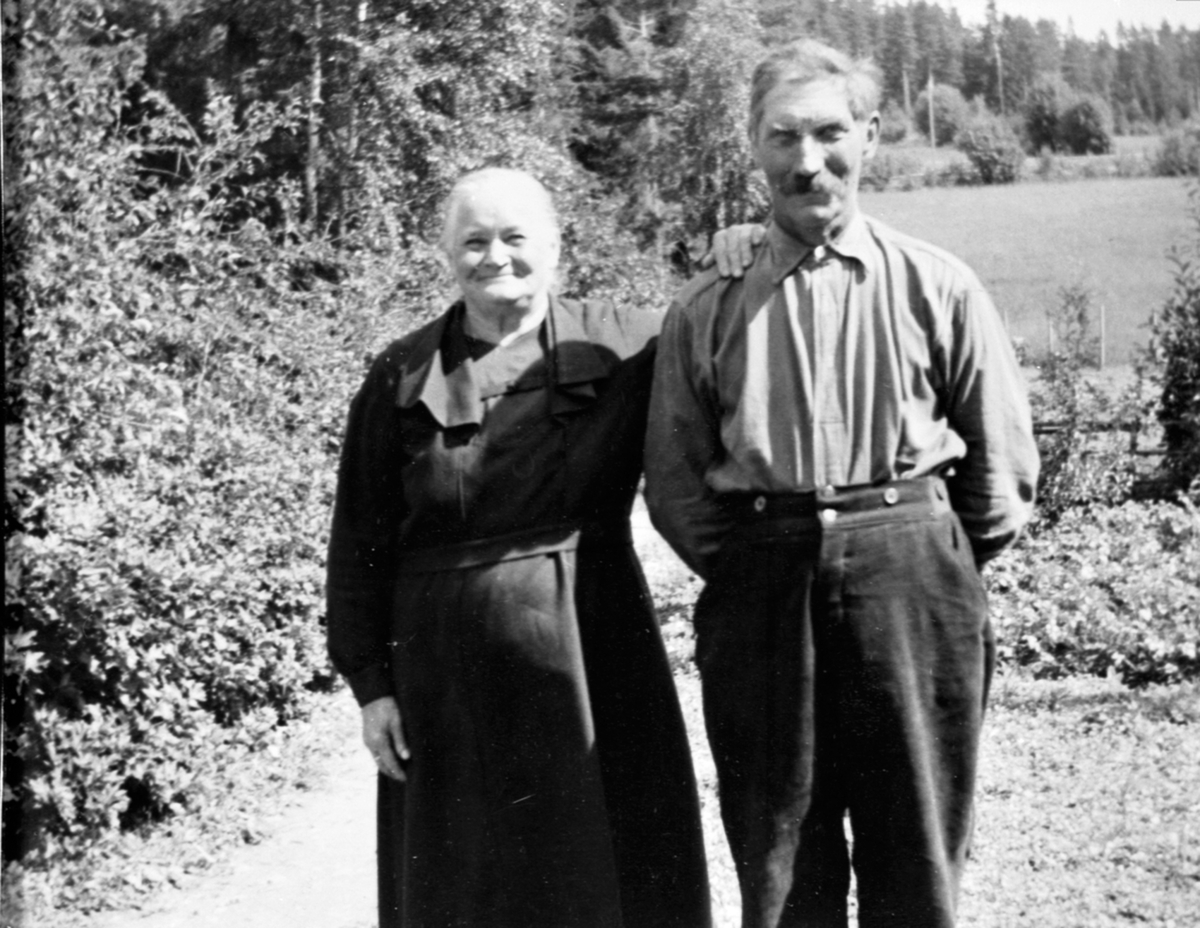 Anno Domkirkeodden, Ekteparet Josefine Jacobsdatter (1881-1965) og Peder Kristiansen (1876-1957) på Havrebakken, Hovelsrud, Helgøya.
