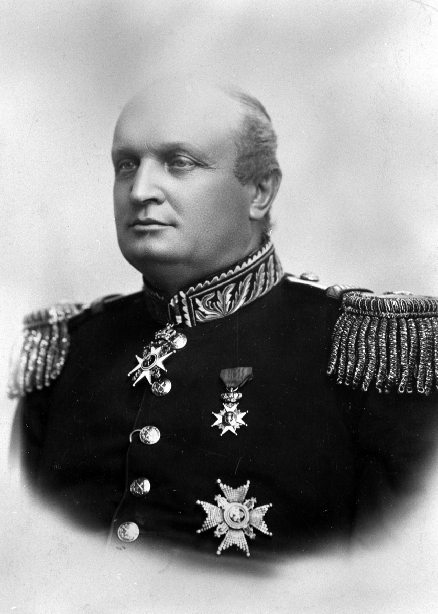 Anno Domkirkeodden, Portrett av general Christian Wilhelm Engel Bredal Olssøn (1844-1915) i full uniform med medaljer og ordener på Hovelsrud, Helgøya. Han var general og krigsminister i 1905.
