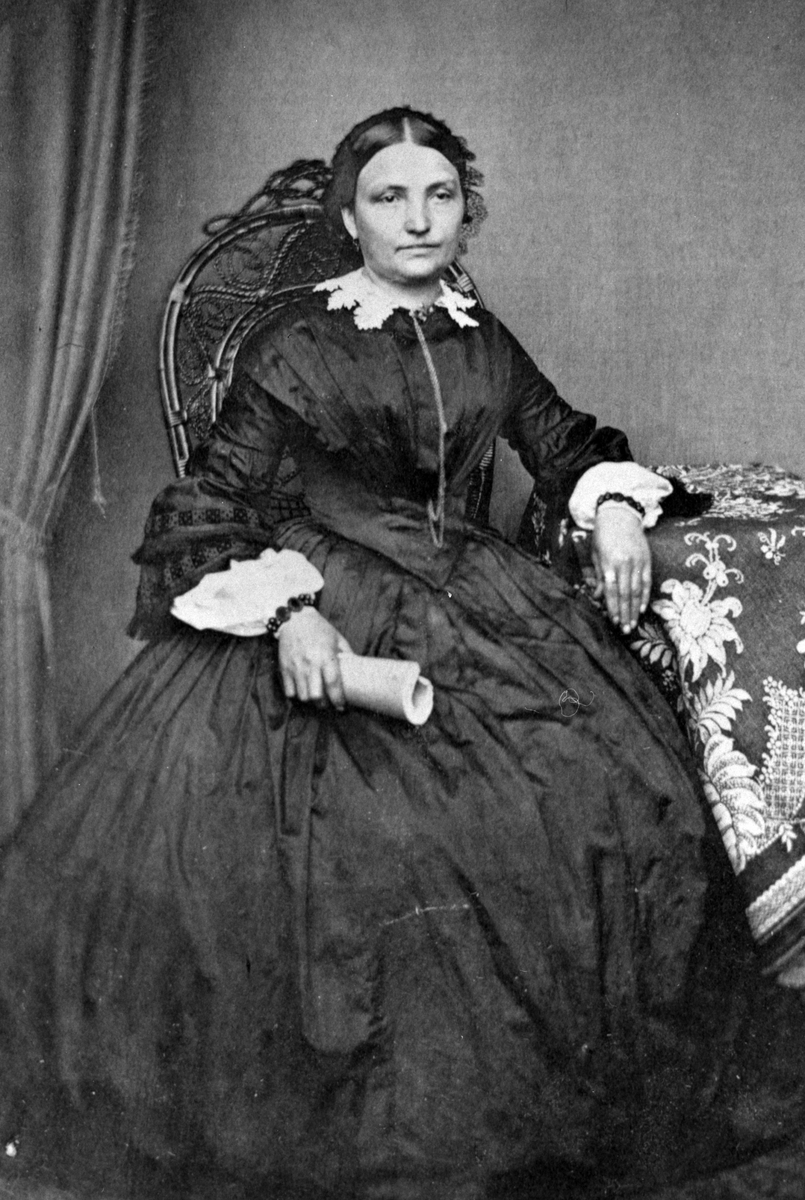 Anno Domkirkeodden, Portrett av Karoline Olsdatter Hoel (1818-1884) gift med Nils Jacobsen Hoel på Hovelsrud, Helgøya.