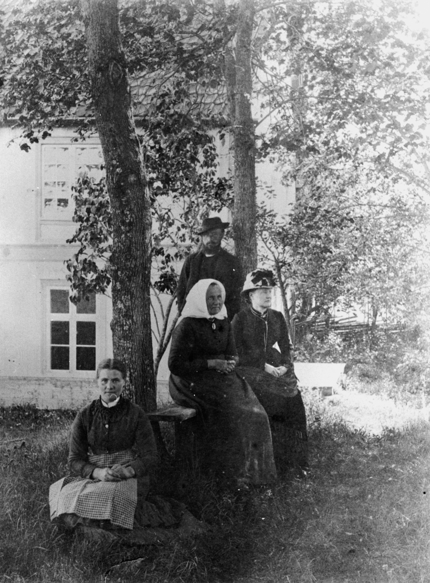 Anno Domkirkeodden, På benken Nicoline Stensrud født Ringelien (1818-1896), i forgrunn til venstre er Gunda Marie Stensrud f.1851, bak er Oluf Stensrud f.1858, ukjent. Stenrud, Ringsaker.