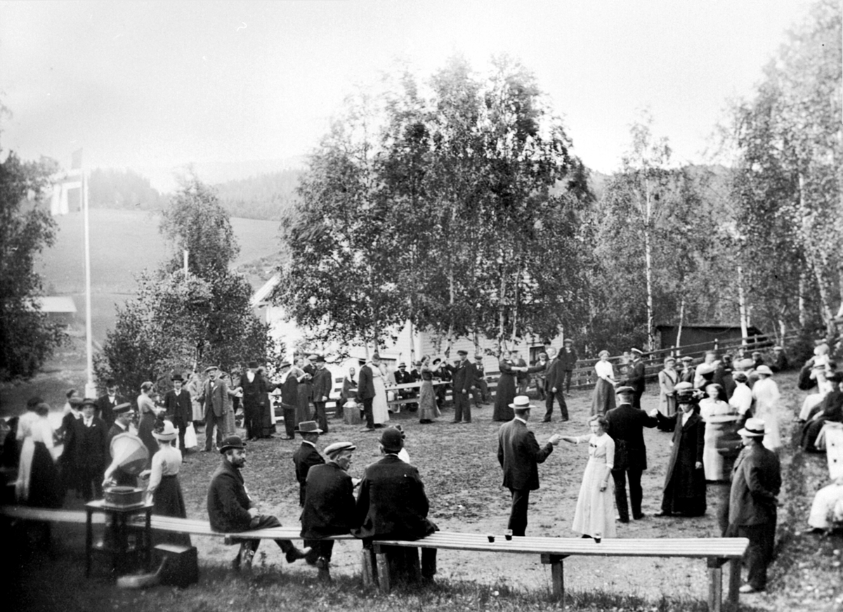 Anno Domkirkeodden, St.Hans haugen, fest for ansatte på Moelven Brug, musikk fra grammofon, benker, mye folk.