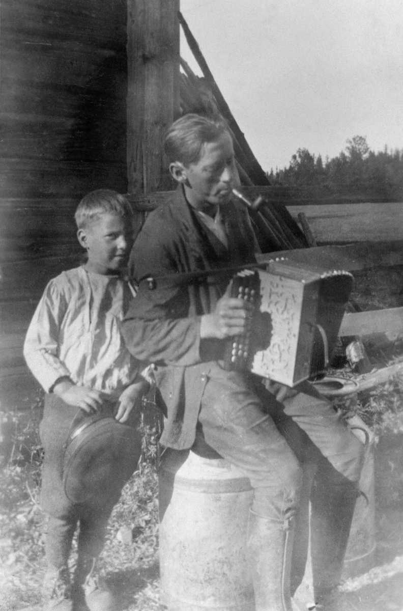 Anno Domkirkeodden, Gardskar Ole Andersen spiller treraders trekkspill. Magnus Grimsrud f.1916 hører på. Dette er nok mens familien bodde på Skavang, Helgøya.