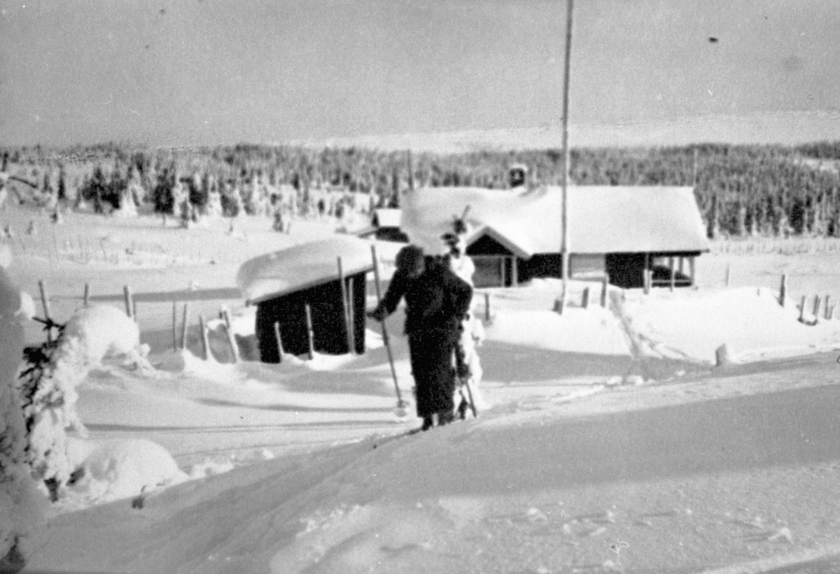 Anno Domkirkeodden, Hytte, Moste seter, Ringsakerfjellet, Karl Bårdseth på ski.