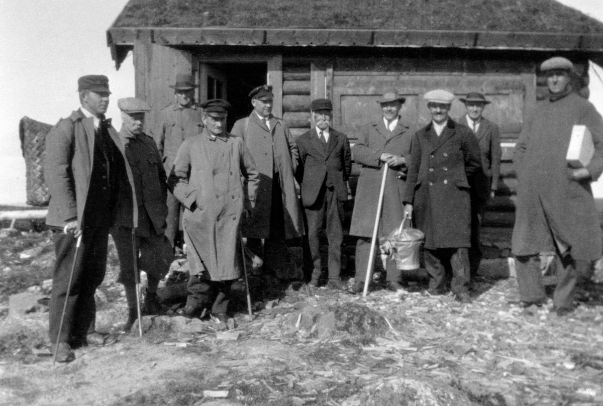 Anno Domkirkeodden, Almenningsstyret på brannvakthytta på Natrudstilen, Ringsaker Almenning. Fra venstre er Iver Heramb, Jørgen Øhre, Karl Røhrsveen, Even Thørud, sjåfør Grøtlien, ukjent, Halvor Røhr, ukjent, Anders Thomassen, Ole Samsahl.