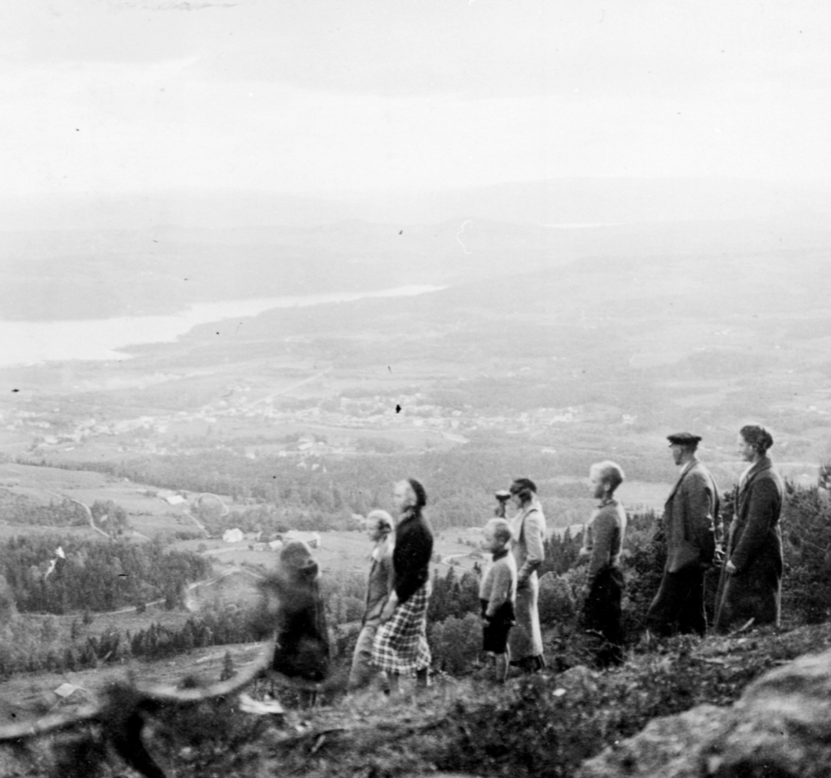 Anno Domkirkeodden, Utsikt fra Høsbjøråsen mot Brumunddal. Gruppe voksne og barn.