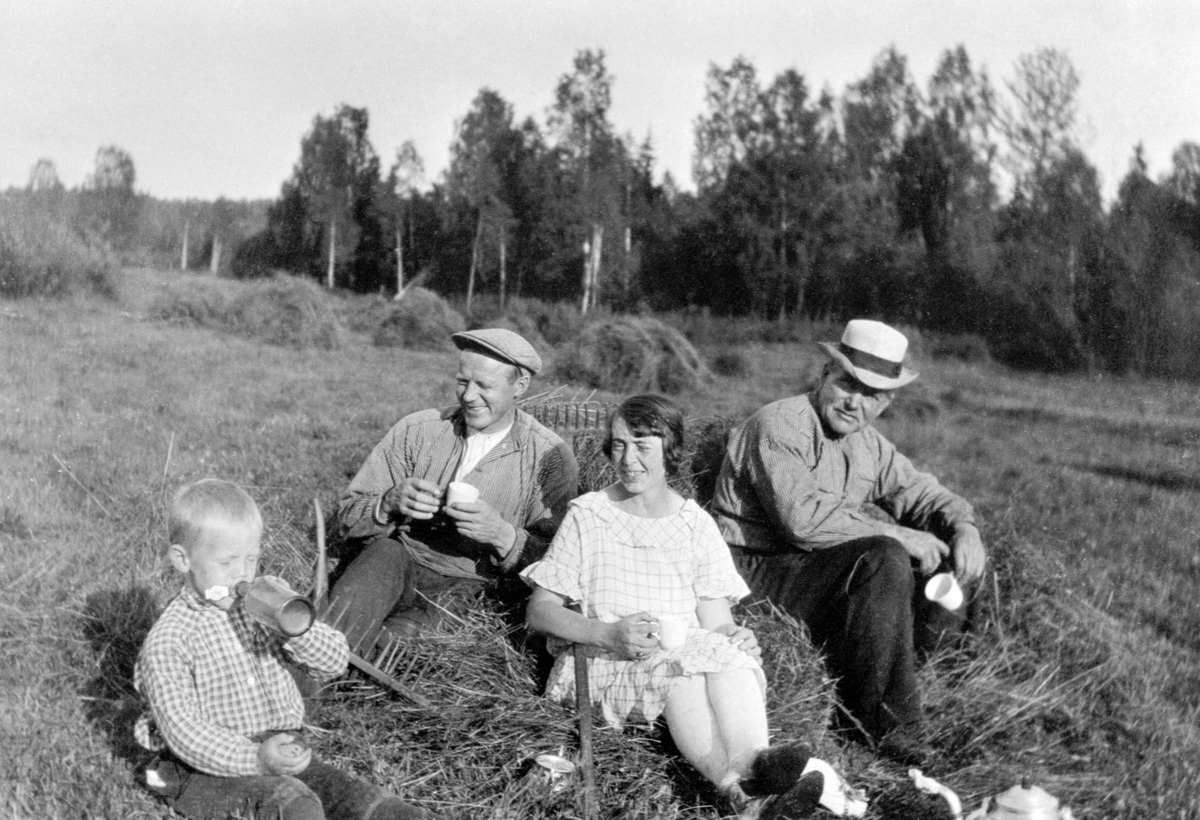 Anno Domkirkeodden, Matpause i skuronna på Tande gård, Ringsaker. Solberg på Tande.