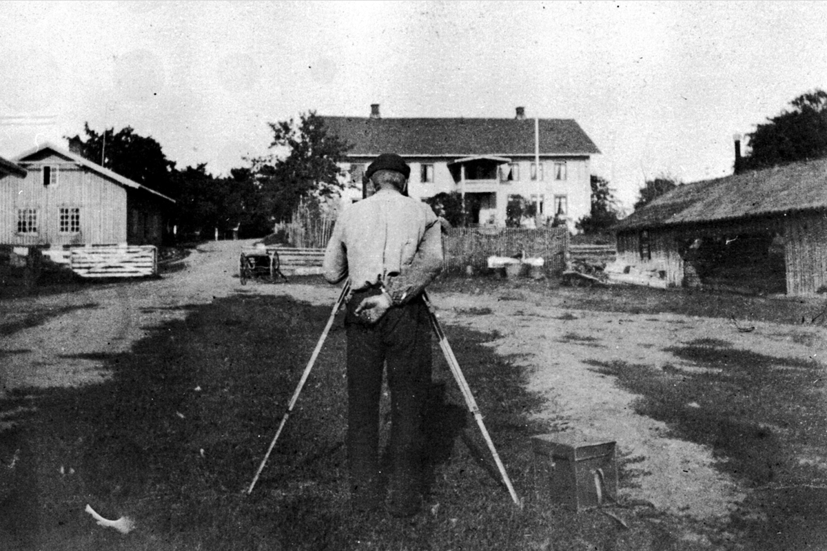 Anno Domkirkeodden, Fotograf som fotograferer blir fotografert på gardstunet, Ringsaker lille.