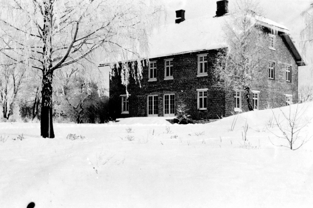 Anno Domkirkeodden, Vinterbilde med hovedbygningen, bygd 1913, med valmet tak på Svennerud, Helgøya.