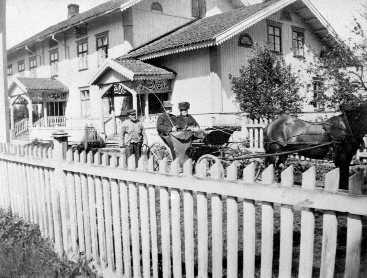 Anno Domkirkeodden, Hovedbygningen på Samsal, Ringsaker. Hest med vogn. Ole og Inga Samsahl i vogna. Stallkar Mathias Ringen bak.