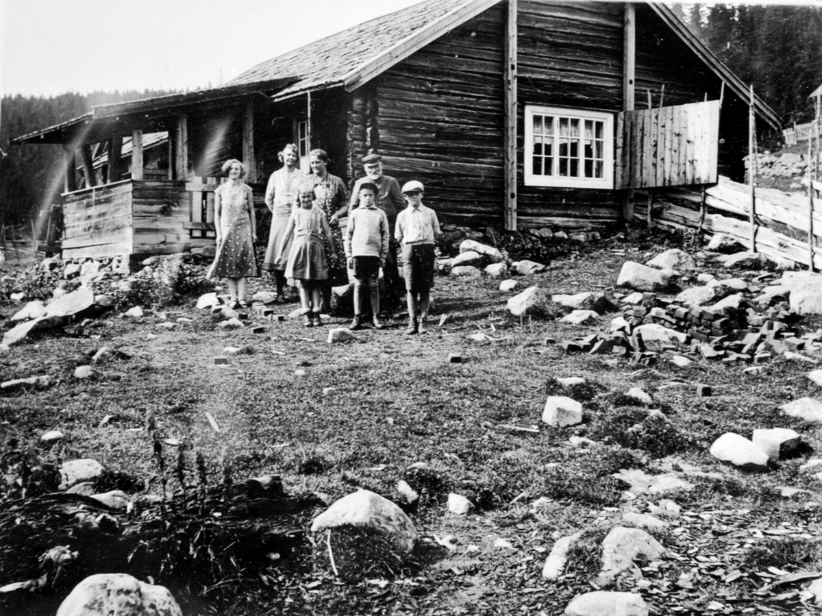 Anno Domkirkeodden, Voksne og barn foran størhuset på Samsal sin seter på Natrudstilen, Ringsaker Almenning.