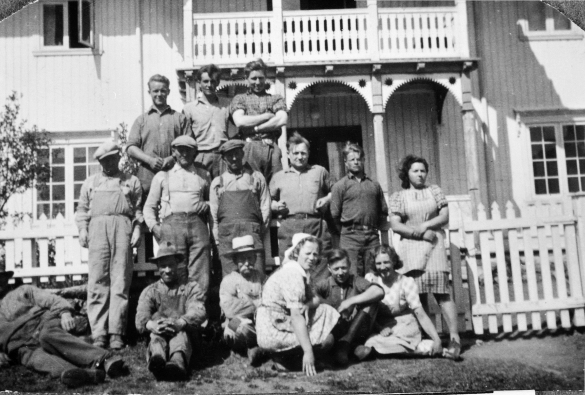 Anno Domkirkeodden, Arbeidsfolk foran føderådsbygningen på Heramb, Ringsaker. Fra venstre foran er stallkar Andreas Simensen, gardskar Ole Larsen, husmann Albin Anderson, kokke Aslaug Østby, gardsgutt Erling Thomassen, altmuligjente Agnes Lagestuen. Andre rekke fra venstre er husmann Martin Gudbrandsen, gardskar Hjalm…