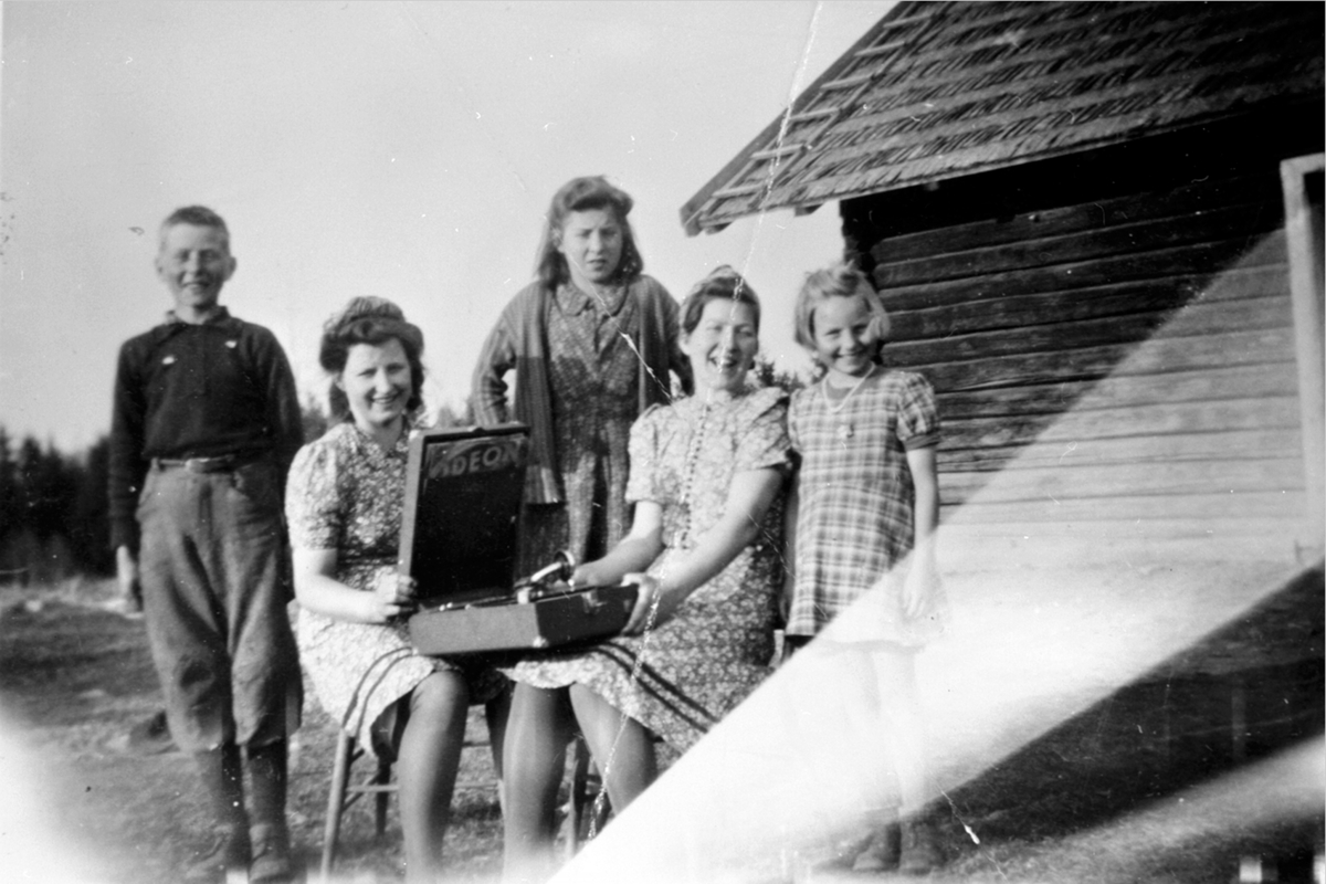 Anno Domkirkeodden, Søsknene Voldsengen på husmannplassen Bjørnstad under Dalby gård, Gaupen, Ringsaker. Fra venstre er Sverre, Aslaug, Sigrid, Gudrun og Else.