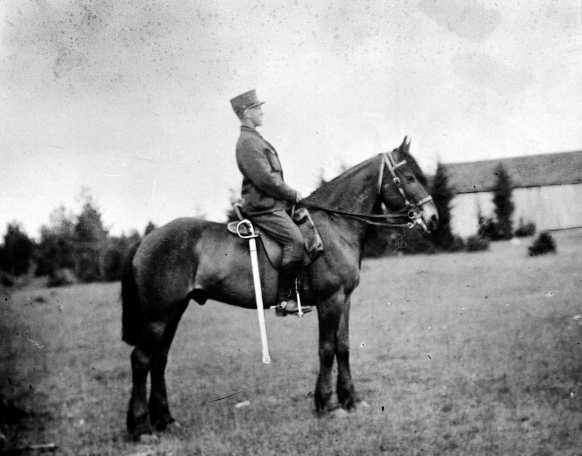 Anno Domkirkeodden, Kavalerist Kristian Helseth i militær uniform til hest. Helseth, Gaupen, Ringsaker.
