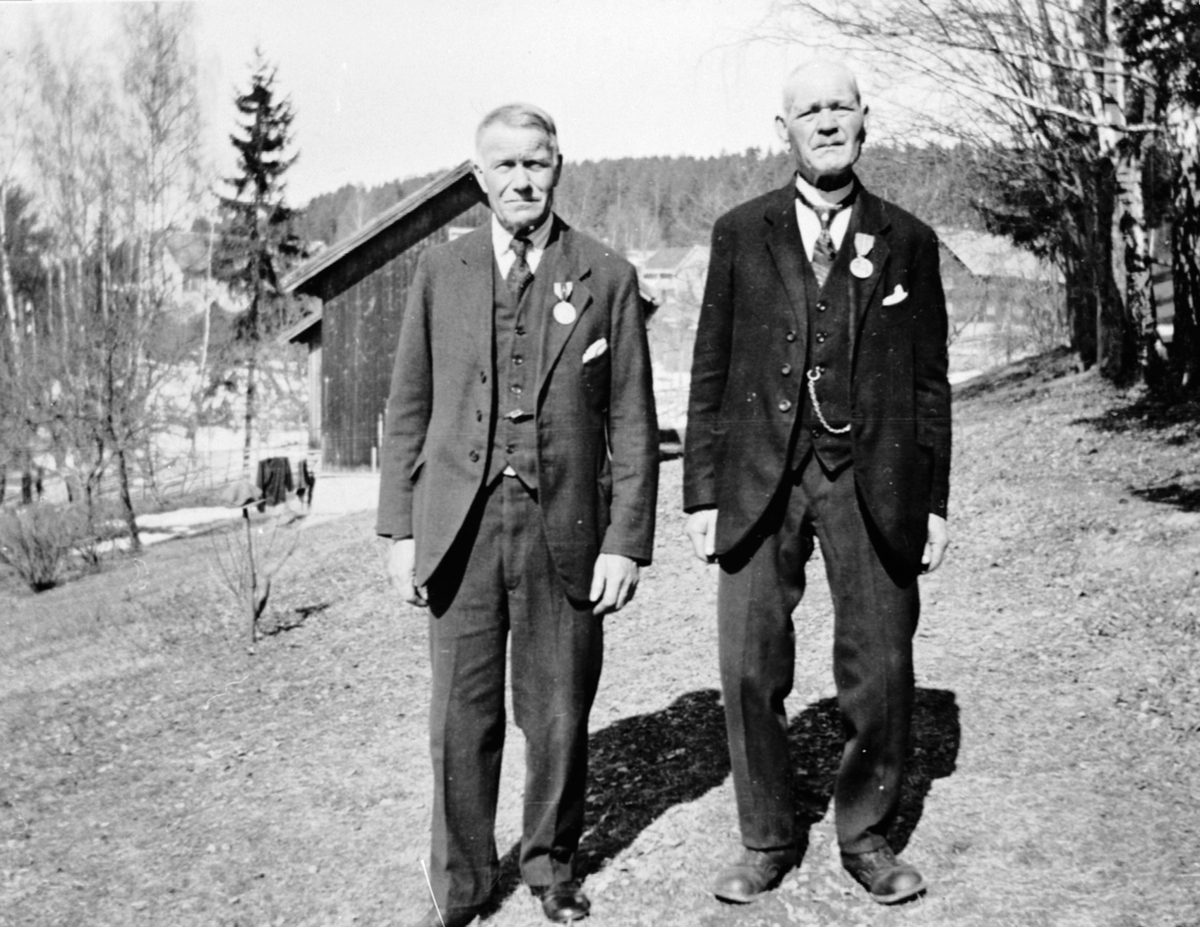 Anno Domkirkeodden, Adolf Engeland (1884-1967) og Olivius Maurud f.1869 med sine medaljer for lang og tro tjeneste på Hovelsrud, Helgøya.