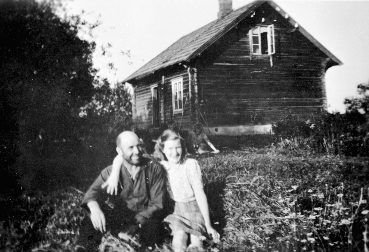 Anno Domkirkeodden, Sigurd Madsen f.1900 og Jenny Olsdatter Jørstad (1899-1976) utenfor huset i Kjella. Husmannsplass på Hovinsholm, Helgøya.