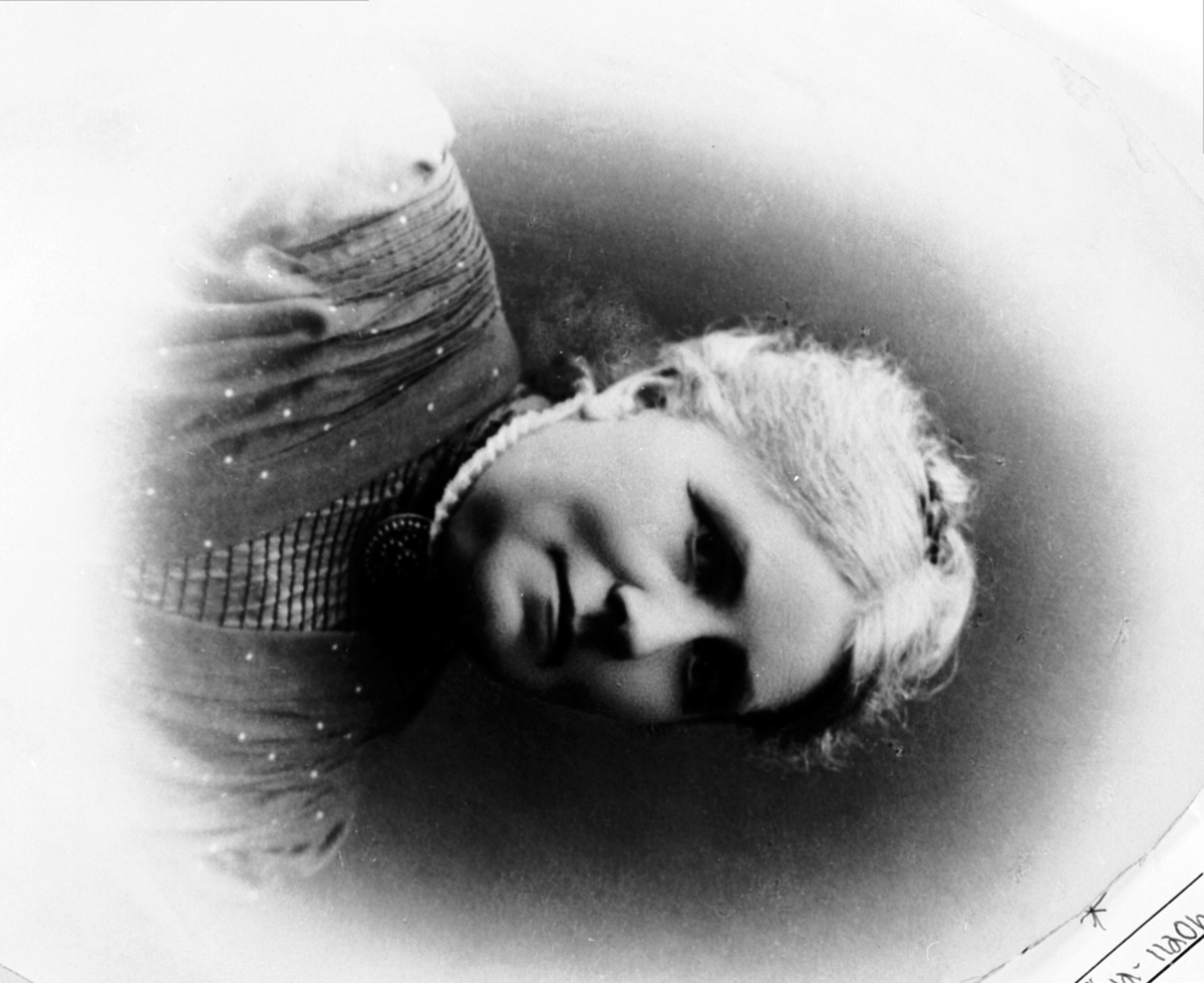 Anno Domkirkeodden, Laura Wilhelmine Pedersen (1854-1919), Bakkerud, Helgøya.