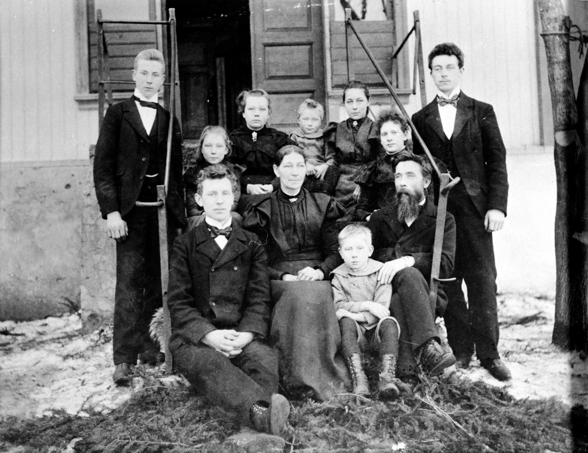 Anno Domkirkeodden, Lærer Ole Gunerius Hansen (1847-1919) ved Evenrud, Helgøya og familien. Fra venstre foran er Johannes (1874-1967), mor Alette Eriksdatter (1853-1926), Birger f. 1891, far Ole Gunerius Hansen. Bak fra venstre er Morten f.1882, Gudrun f.1889, Ågot (1880-1925), Alvhild f.1884, Hulda (gift med Einar), …