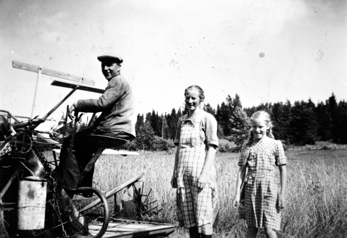 Anno Domkirkeodden, Skuronn på Trosterud, Helgøya. Einar Monsbakken (1902-1985) på selvbinder. Gudrun Elise Monsbakken (1909-1977), Astrid Monsbakken f.1929.