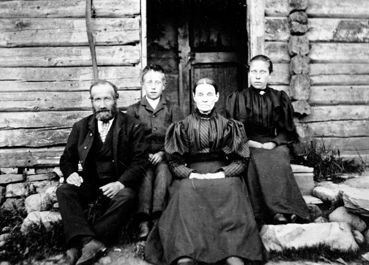 Anno Domkirkeodden, Husmann Ole Andersen med familie i Vesterhagen, Helgøya. Fra venstre er Ole Andersen (1844-1908), Otto f. 1885, Tonette Toresdatter (1839-1923), Trine (1881-1965).