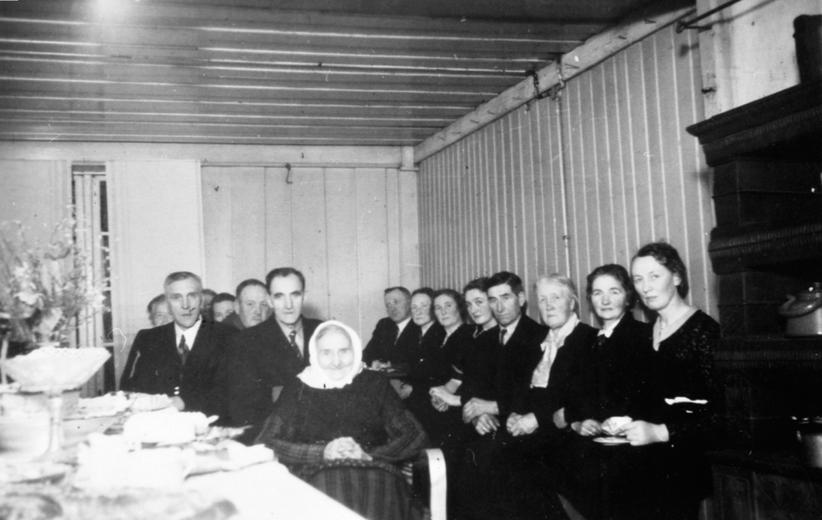 Anno Domkirkeodden, Feiring av budeie Anne Sjørengens 90-årsdag i drengestua på Tjerne gård, Gaupen, Ringsaker.